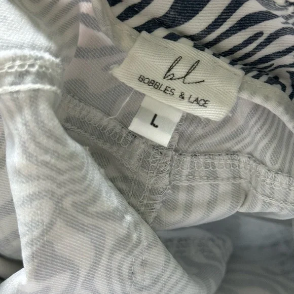 BOBBLES & LACE Topographical Patterned Navy And White Light Denim Shorts Sz Lg* - Picture 5 of 5